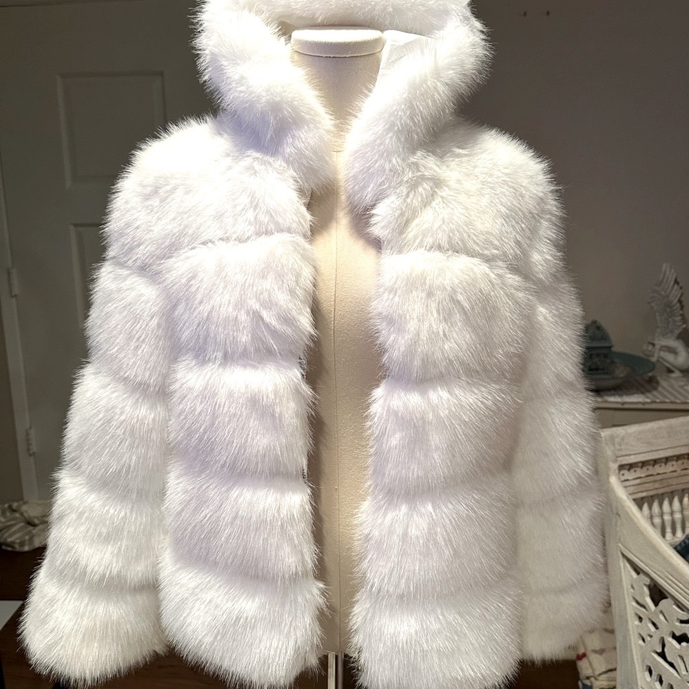 NWT Faux Fur White Jacket Coat!! XS, S, M, L! 🔥🔥🔥
